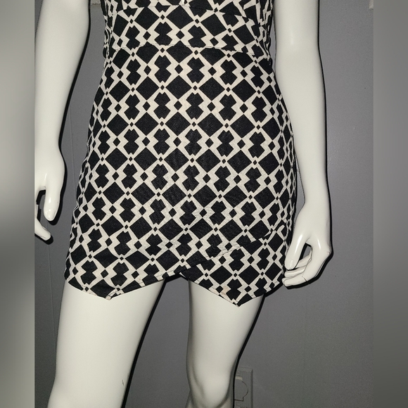 Xtaren Geometric Print Deep Vee Romper Women's Size Medium - Picture 4 of 10